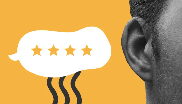 Um balão de diálogo com 4 estrelas dentro, como em uma avaliação social. Ele está próximo ao ouvido de um homem.