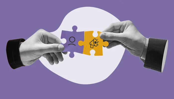 Duas mãos conectam peças de quebra-cabeças com ícones de pessoas e marketing.