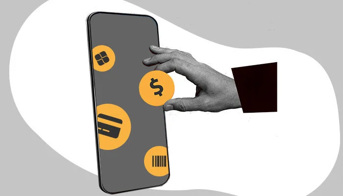 Uma mão segura um ícone de cifrão ao lado de um smartphone com ícones financeiros.