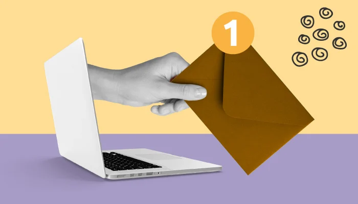 Uma mão segurando um envelope sai de dentro de um notebook.