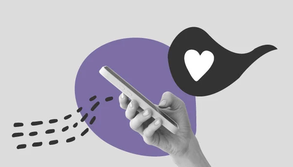 Uma mão mexendo no celular