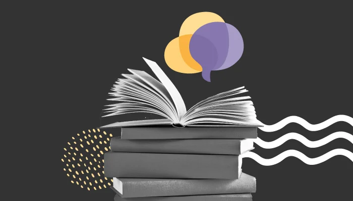 Uma pilha de livros com um deles aberto no topo. Sobre eles, está o logotipo da Prosperidade Conteúdos.