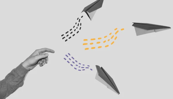 Imagem mostra foto de mão atirando aviõezinhos de papel, remetendo a alcançar pessoas mais longe