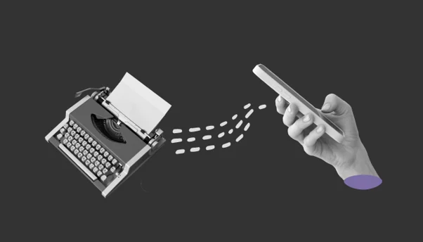 Máquina de escrever e mão segurando celular: dois formatos para produzir conteúdo