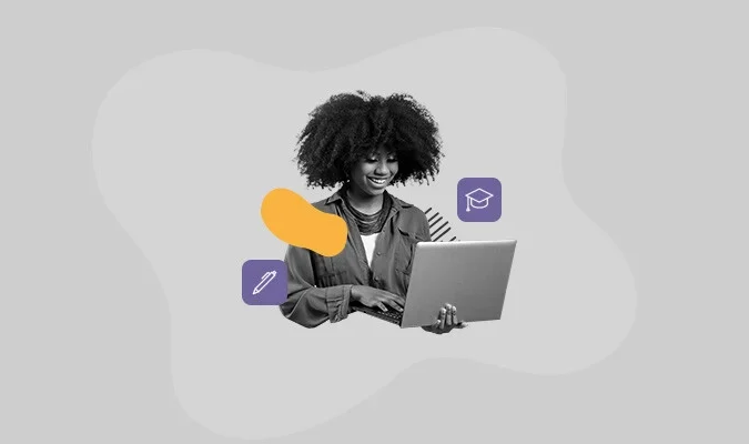 Mulher negra segura notebook e sorri