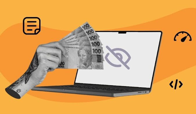Fotomontagem de um laptop e uma mão segurando 5 notas de 100 reais