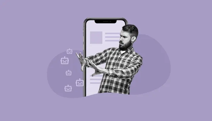 Fotomontagem de um homem segurando um celular, para ilustrar artigo sobre bots maliciosos