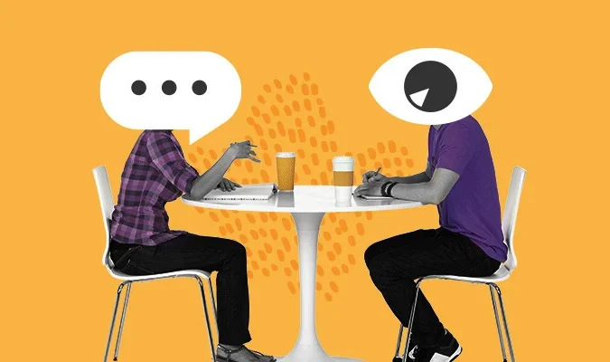 Fotomontagem de um casal sentado em uma mesa com cafés e laptops, par ilustrar artigo sobre casais que empreendem juntos.