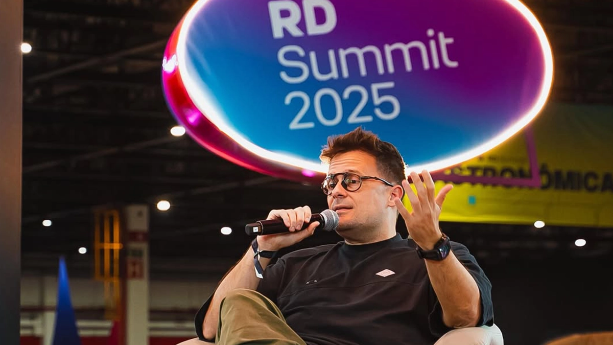 Caio Amato, da Oakley, durante palestra no evento RD Summit 2025