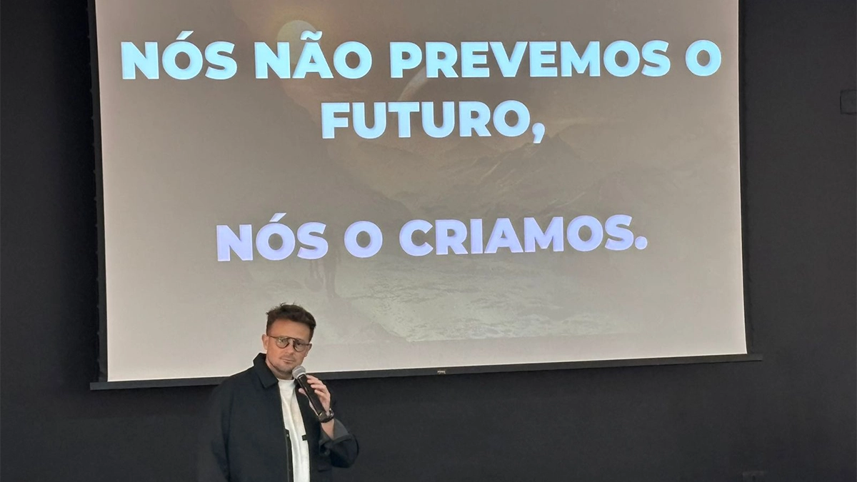 Caio Amato, da Oakley, durante palestra.