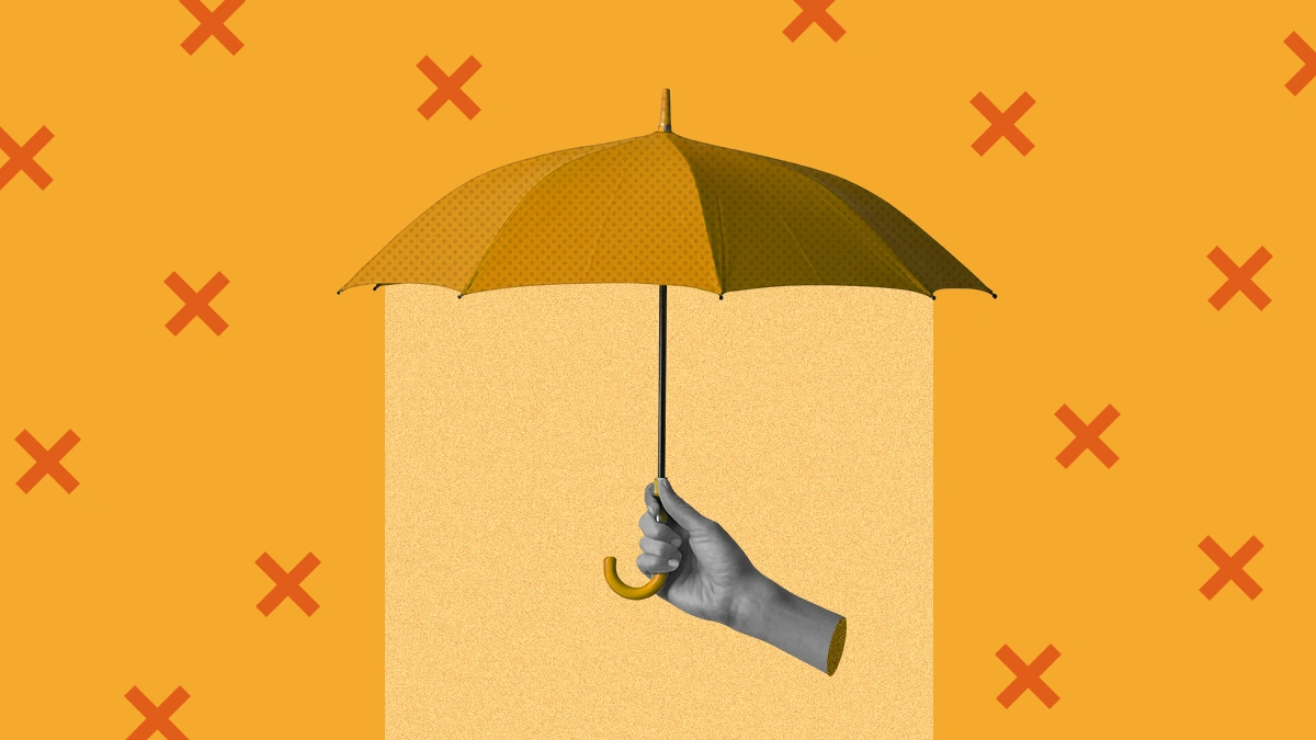 Imagem com guarda-chuva amarelo sendo segurado por uma m&atilde;o em fundo laranja com elementos gr&aacute;ficos em formato de X, em imagem que ilustra artigo sobre marketing B2B.